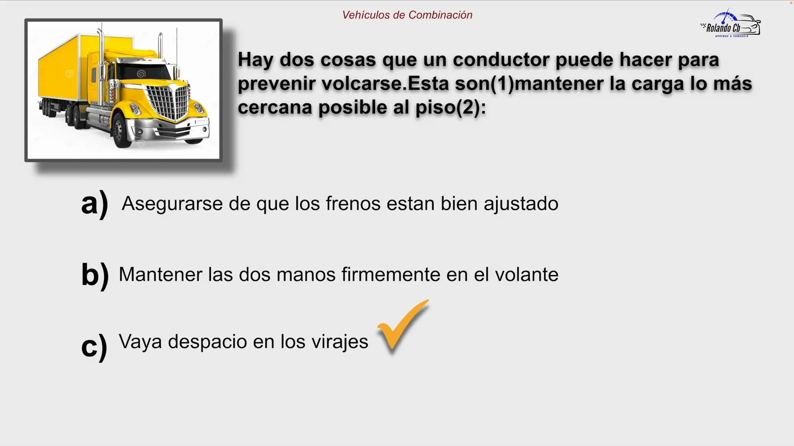 Conductor maniobrando con carga baja para evitar volcamiento