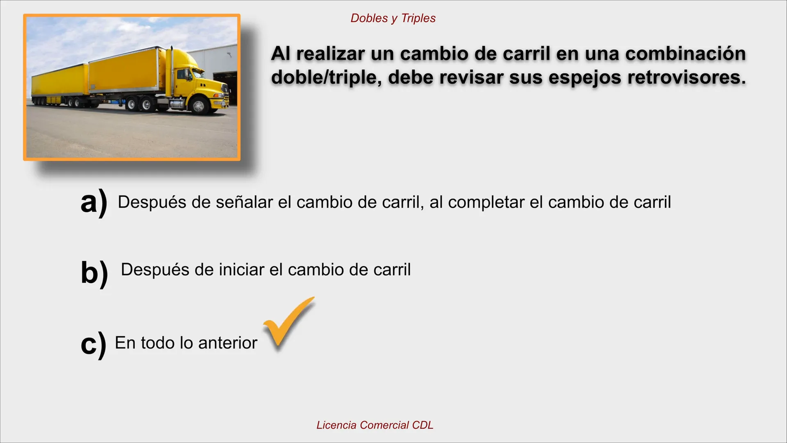 Conductor revisando espejos retrovisores durante cambio de carril en combinación doble