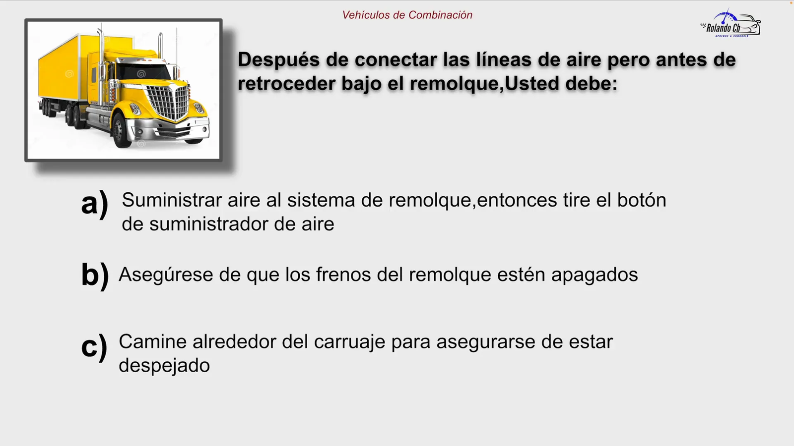 Conductor revisando conexiones de líneas de aire antes de acoplar remolque