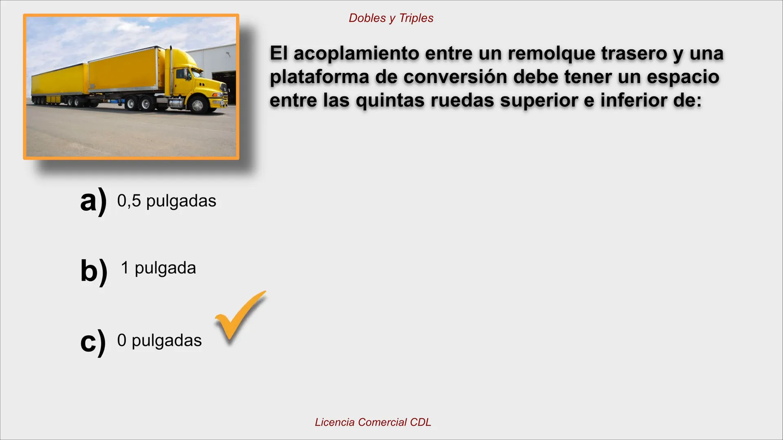 Acoplamiento correcto entre remolque trasero y plataforma de conversión sin espacio entre quinta rueda