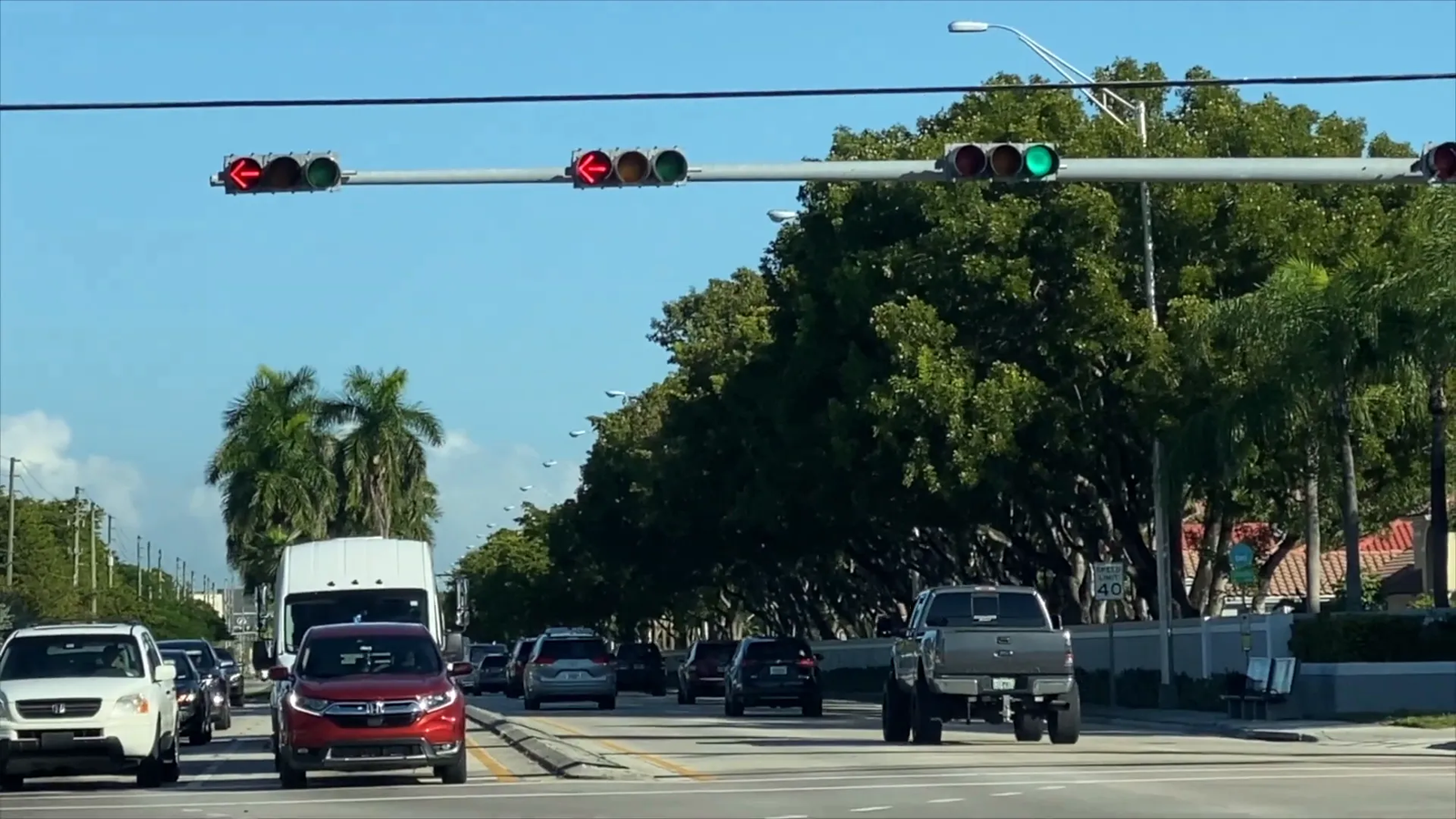Semáforo en luz verde permitiendo continuar y girar a la derecha con precaución