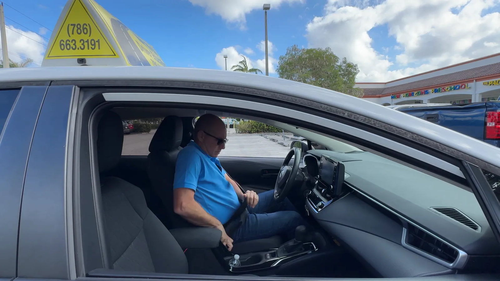 Conductor ajustando silla y colocándose cinturón de seguridad