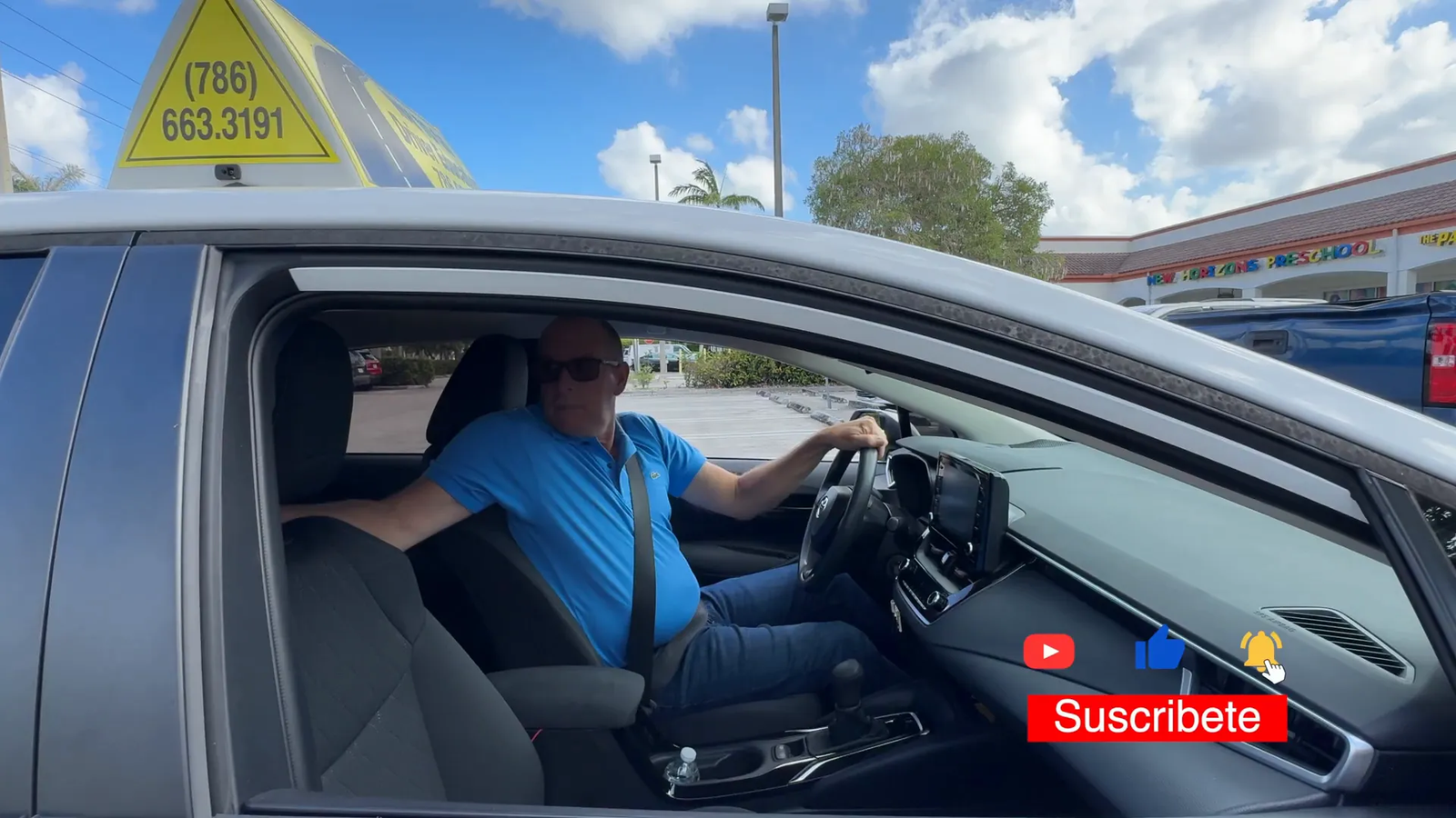 Conductor realizando salida en reversa del estacionamiento