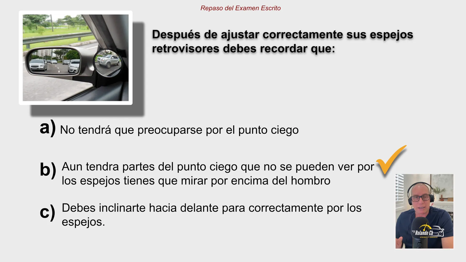 Instructor de escuela de manejo guiando a alumno en clase práctica