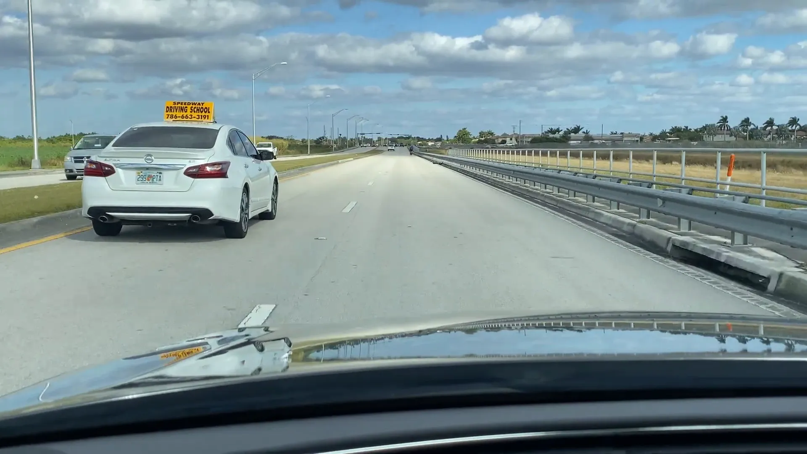 Línea blanca sólida continua entre carriles que prohíbe cambio de carril