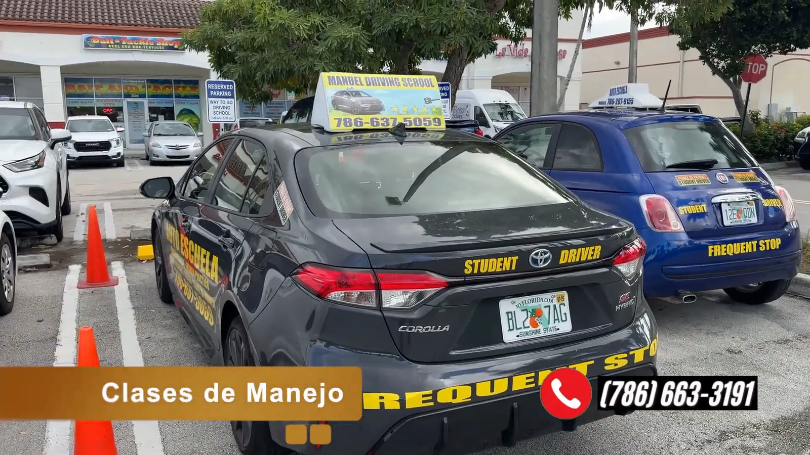 Instructores de escuela de manejo con alumnos