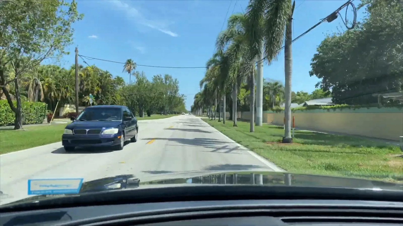 Línea amarilla entrecortada en carretera de doble sentido