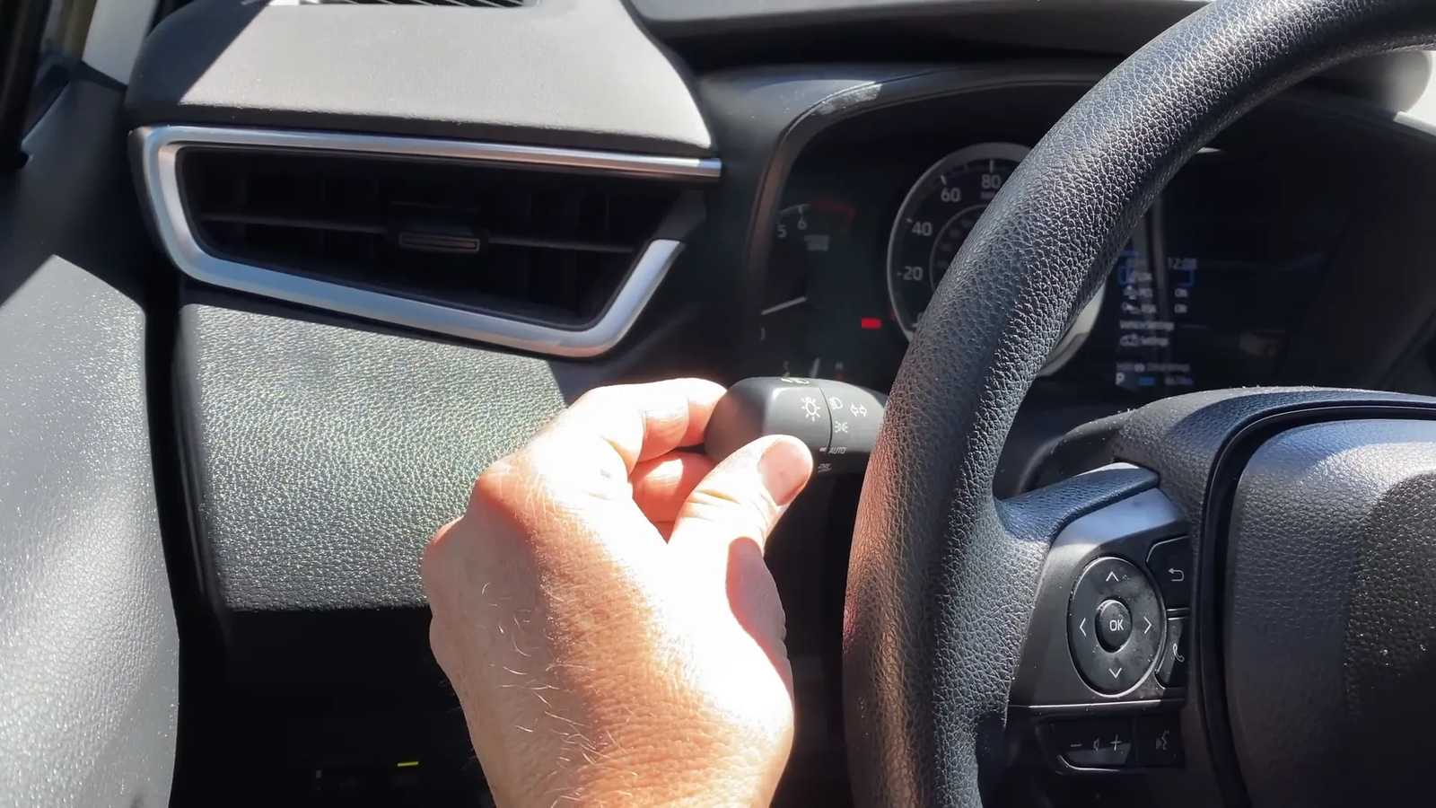 Palanca de luces intermitentes a la izquierda del volante