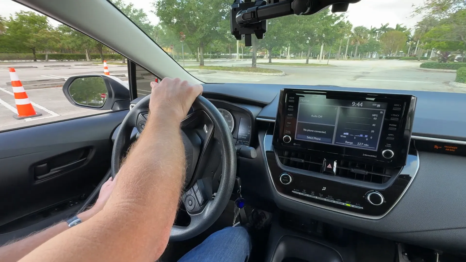 Giro del volante y entrada lenta al espacio delimitado por conos