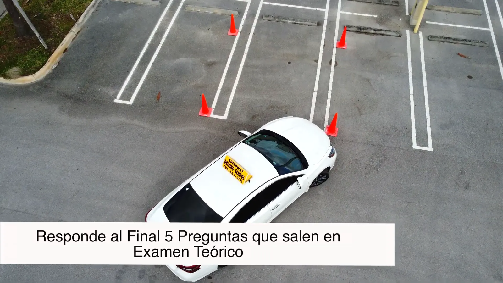 Corrección de maniobra al estacionar para evitar golpear conos
