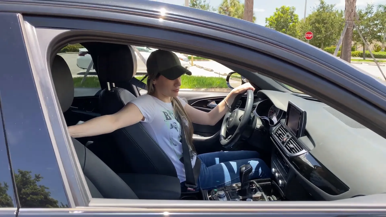 Manos en el volante y mirada por encima del hombro para hacer reversa