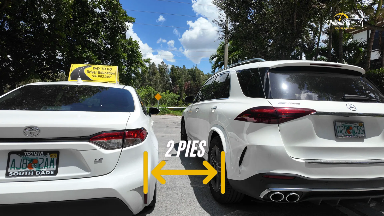 Posicionamiento paralelo al vehículo estacionado, con distancia de dos pies