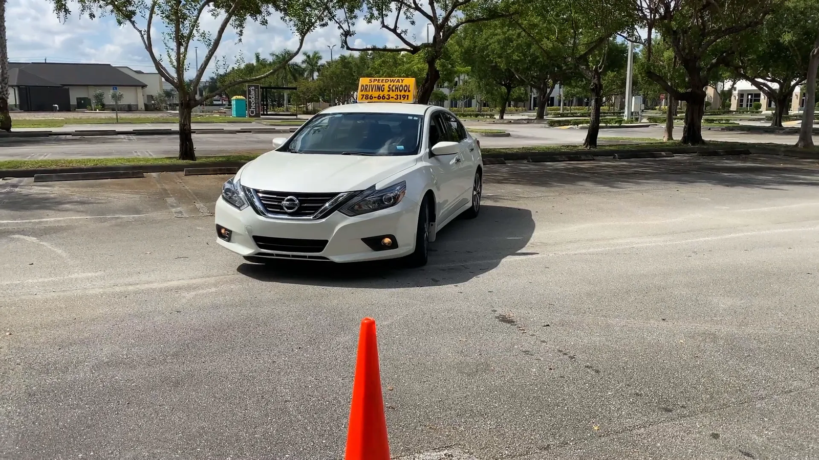Mantener el vehículo en el carril derecho al salir del estacionamiento