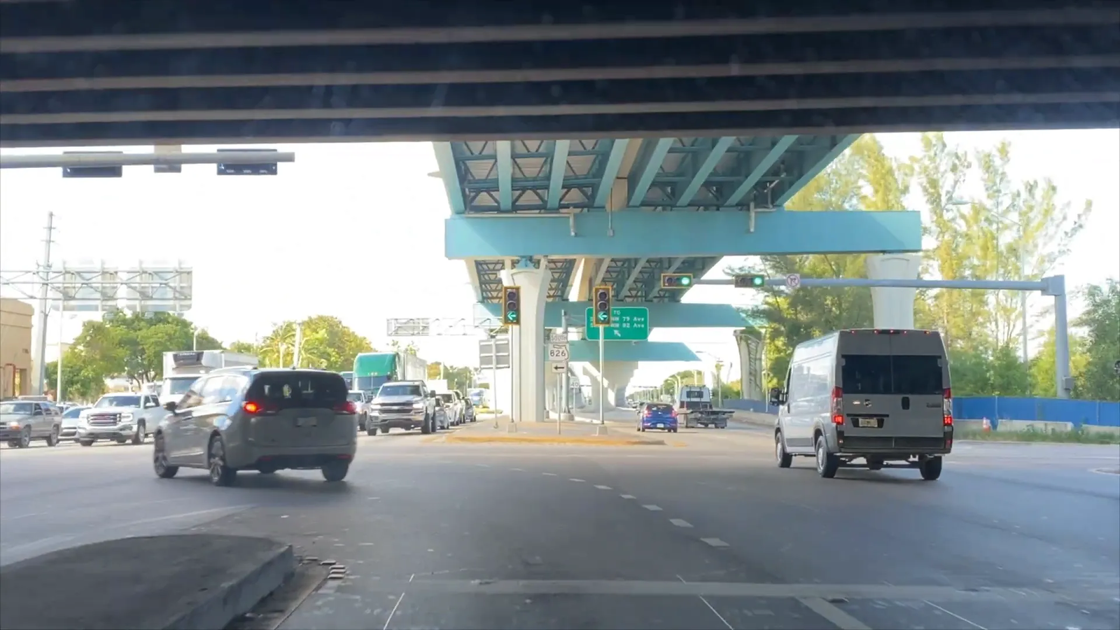 Semáforo con flecha verde: giro a la izquierda con preferencia