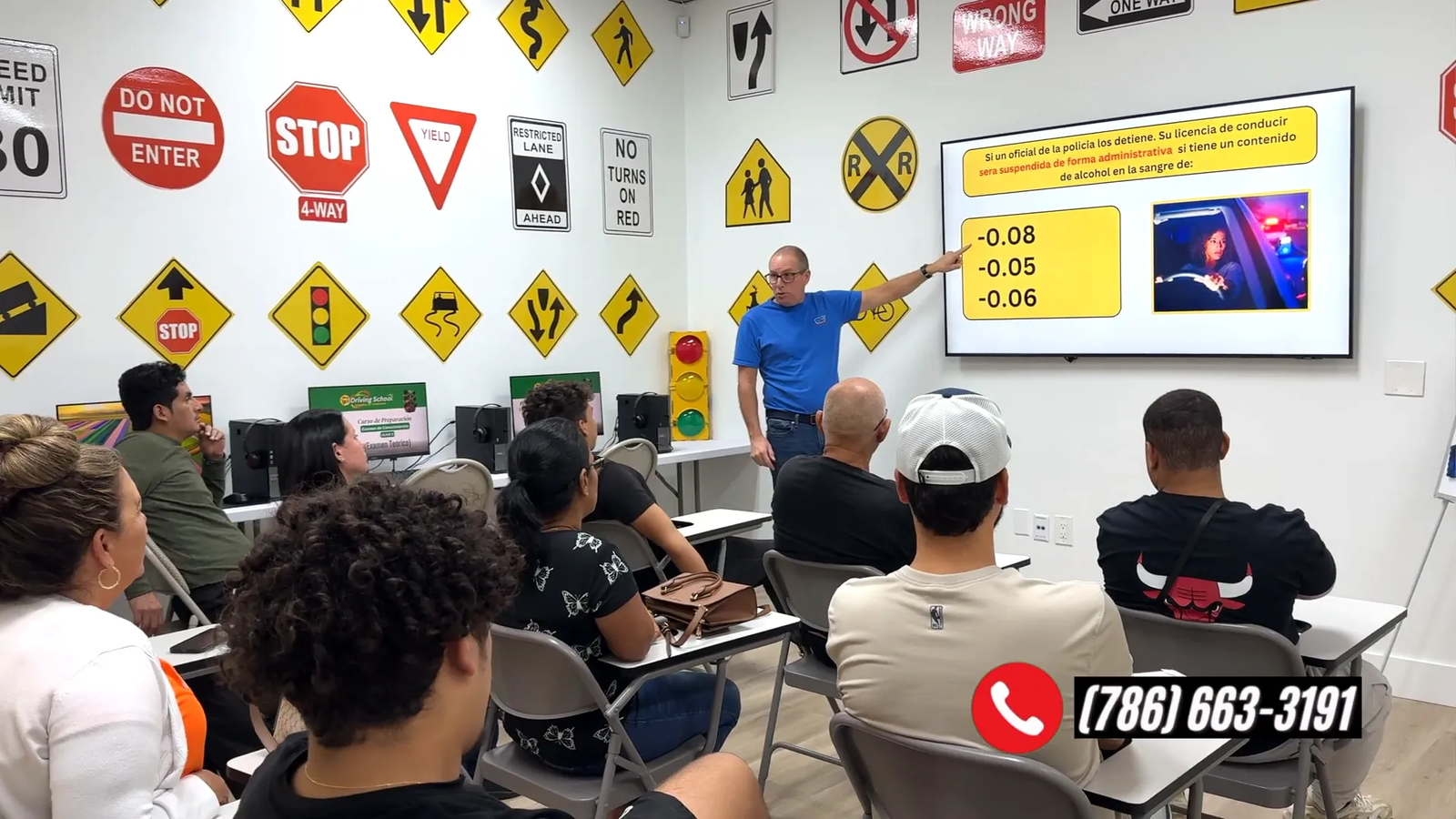 Instructor de escuela de manejo dando indicaciones antes de iniciar la prueba