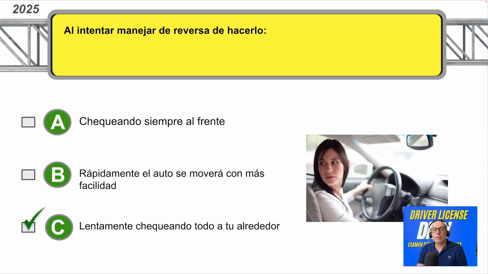 Estudiante realizando maniobras de reversa bajo supervisión