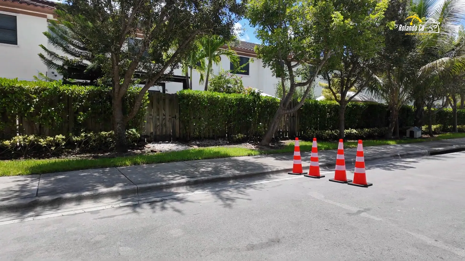 Conos simulando vehículos para práctica de estacionamiento