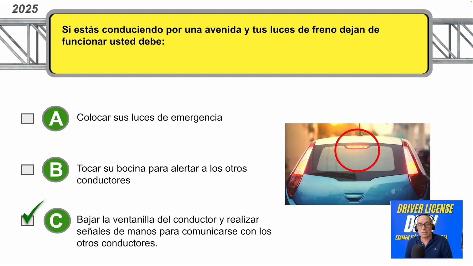 Instructor explicando señales manuales para luces de freno fallidas