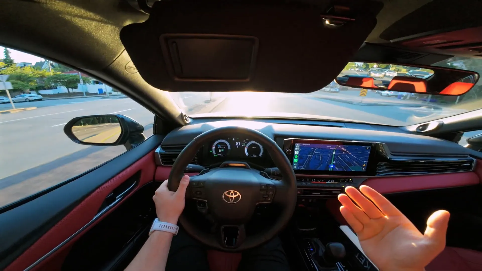 Detalle de los paddle shifters para controlar la regeneración de frenado en el Camry