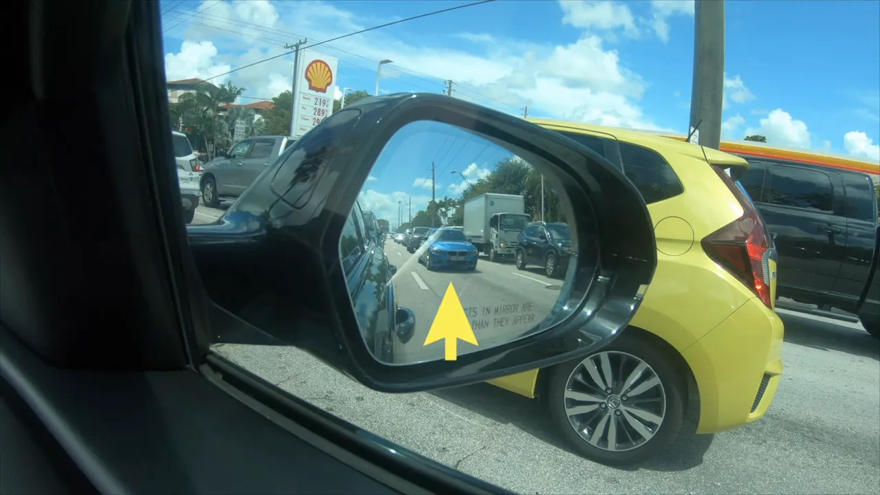 Uso de los faros y parachoques como referencia para estimar distancia al cambiar de carril