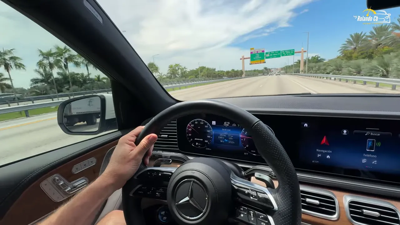 Conductor centrando el volante tras completar el cambio de carril y apagando el intermitente