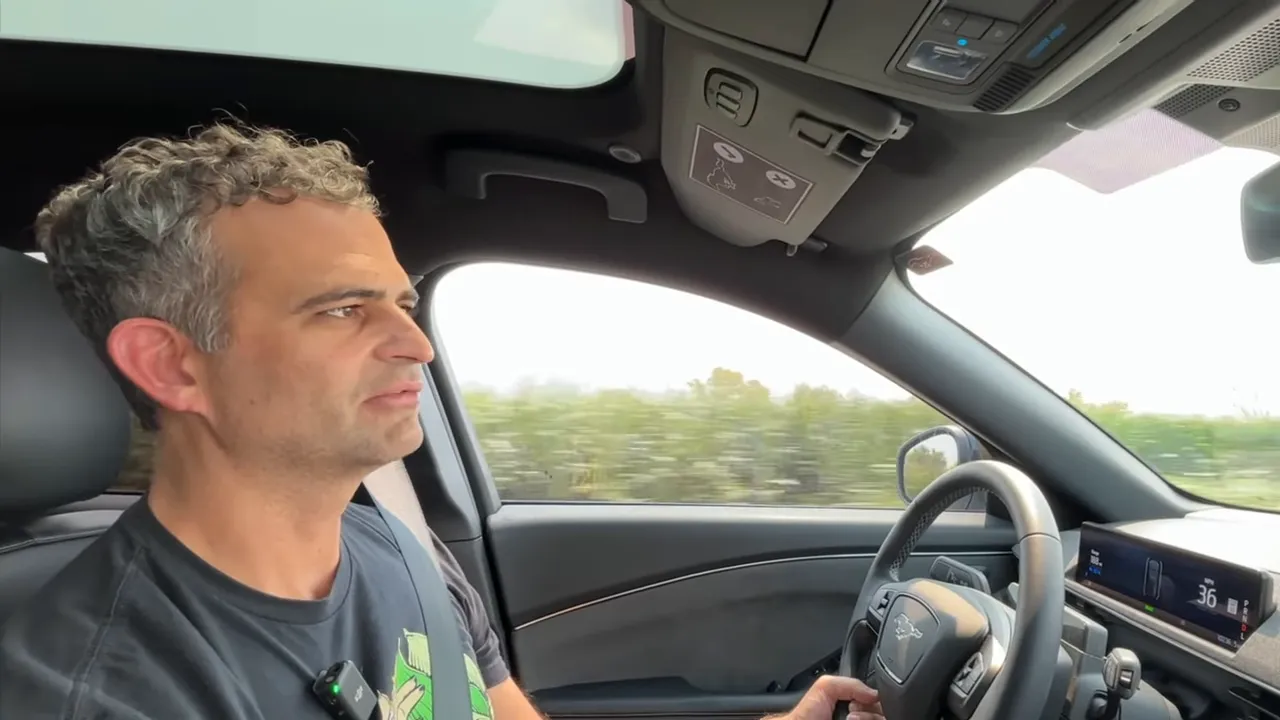 Mensaje sobre recall y la petición de mejores actualizaciones por parte de Ford