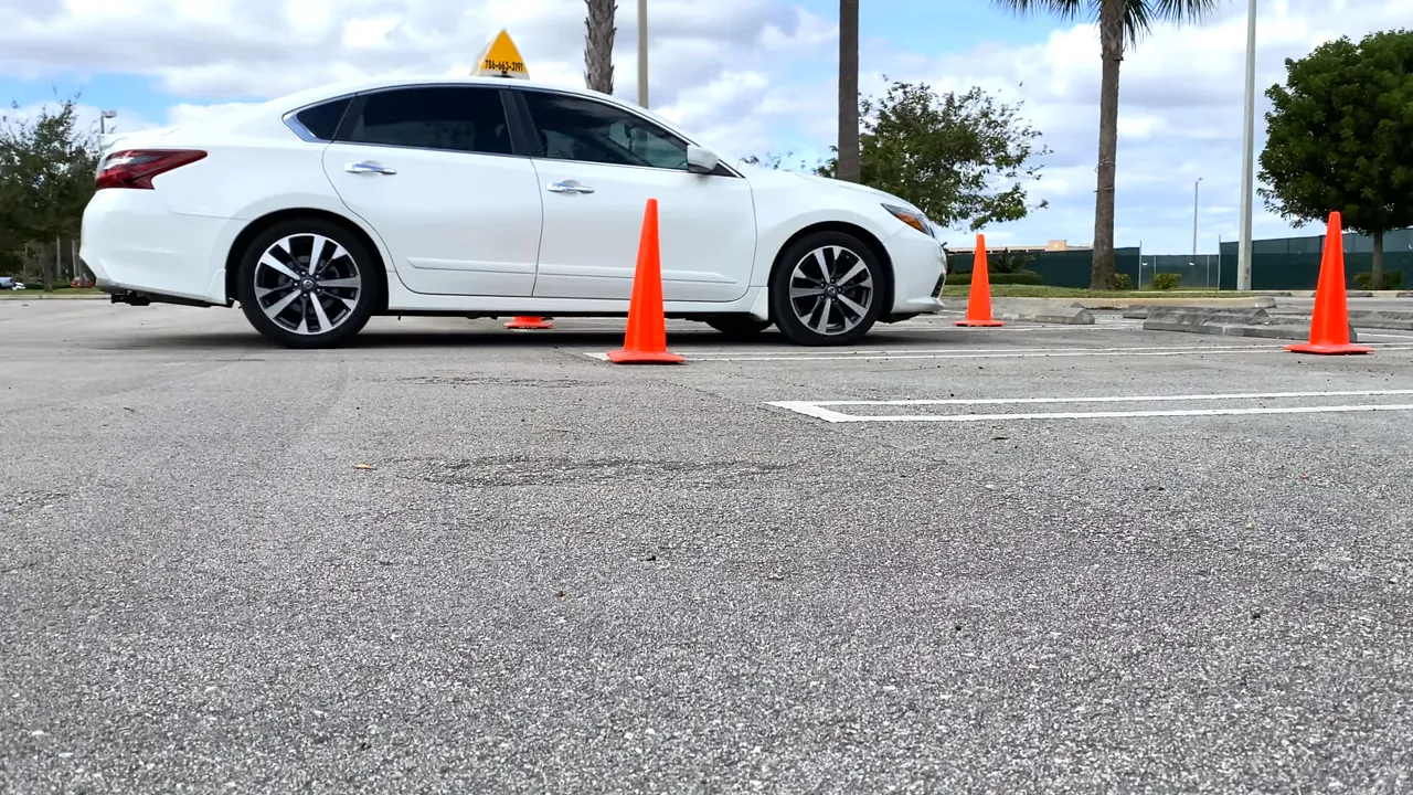 Detener el carro cuando el parachoques frontal alcance la altura de los conos