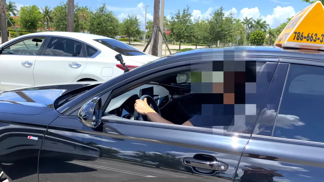 Girar totalmente el volante hacia la derecha para salir hacia la izquierda