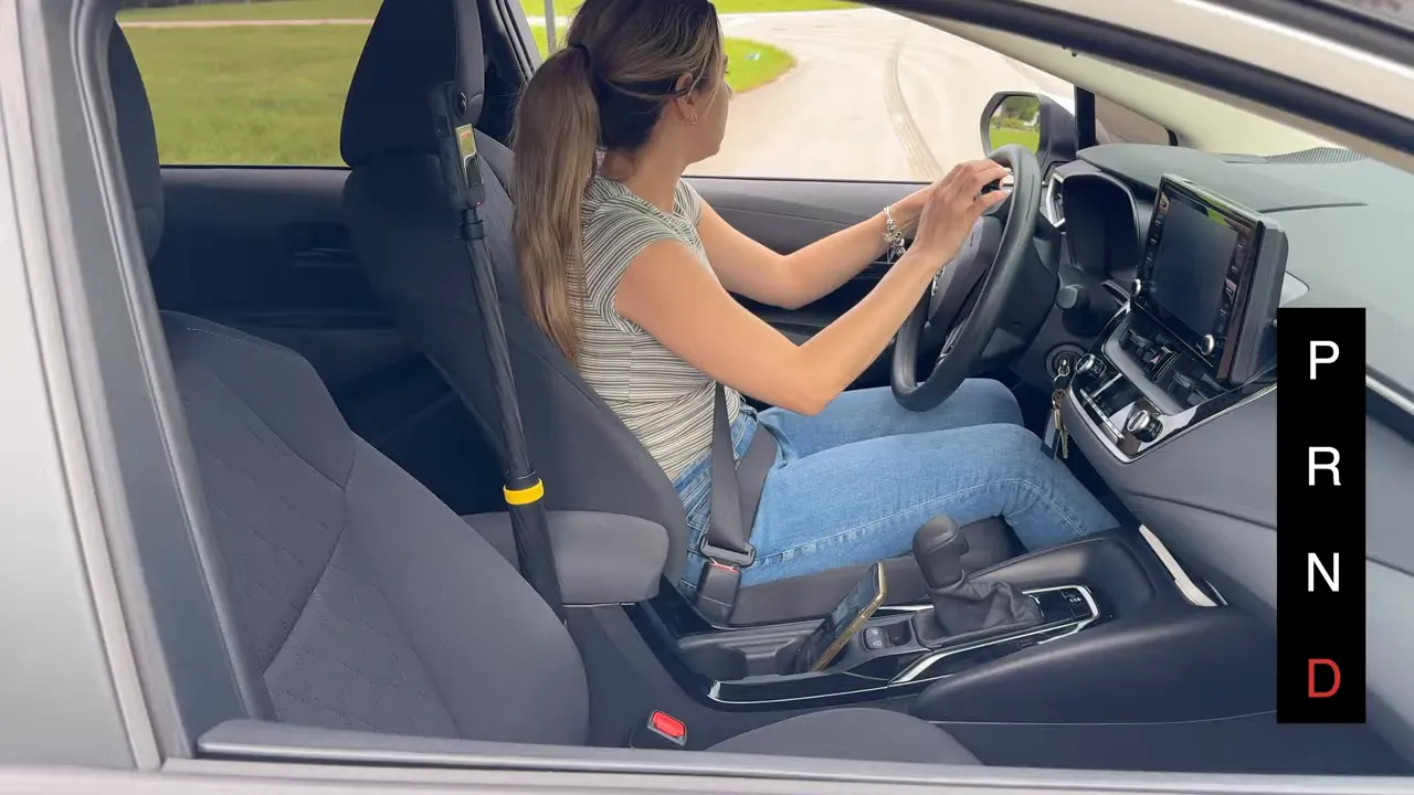 Usar el espejo lateral izquierdo para alinear la línea divisoria del carril como referencia