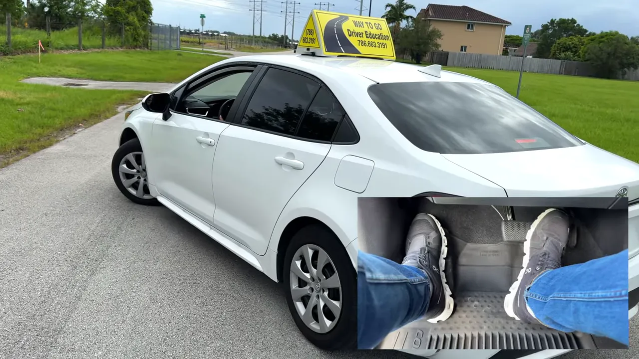 Detener el auto suavemente y colocar la palanca en R para iniciar la reversa