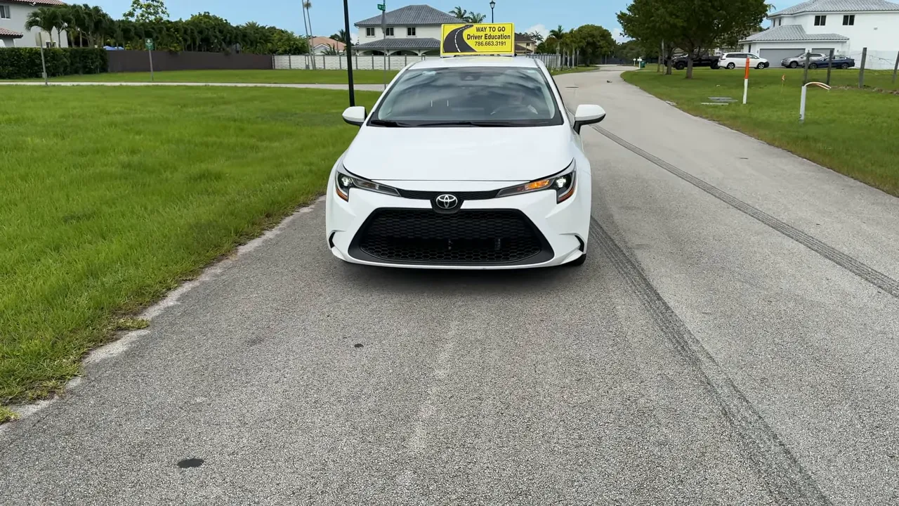 Colocar la luz direccional hacia la izquierda antes de iniciar la maniobra