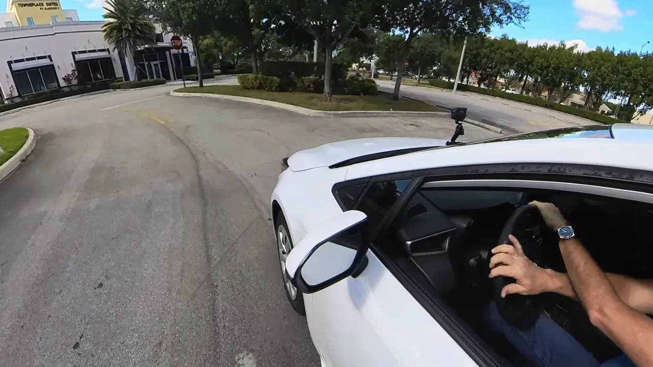 Posición adecuada para dar reversa: mano izquierda en la hora 12 y mirar por encima del hombro derecho