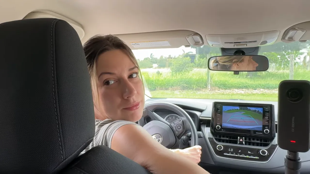 Girar todo el volante hacia la derecha antes de retroceder y mirar por encima del hombro